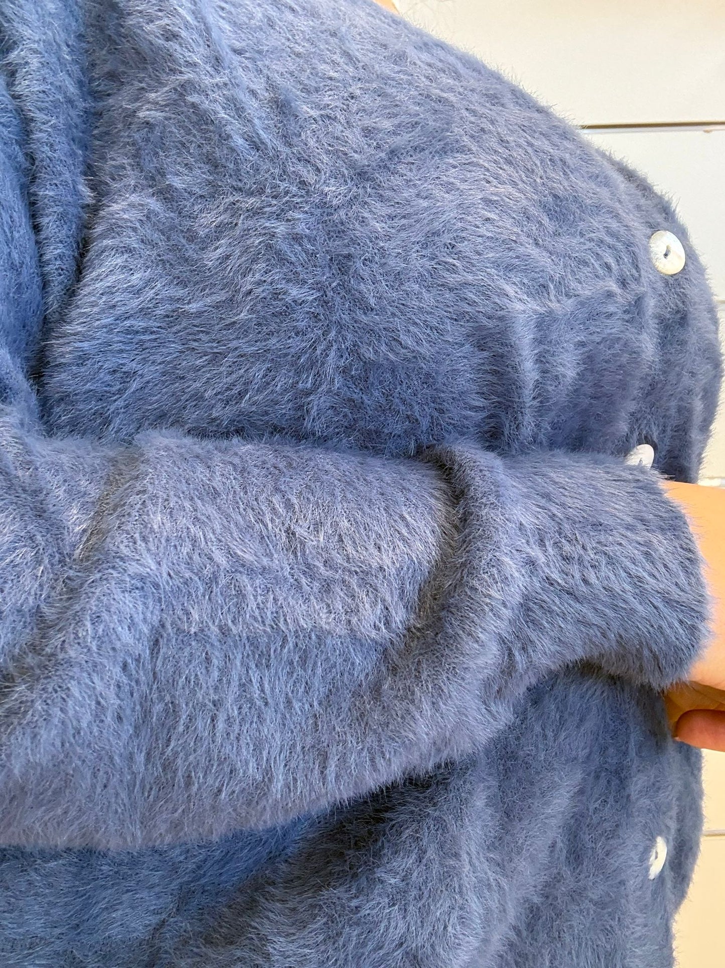 Cardigan morbido con scollo a "V" e bottoncini