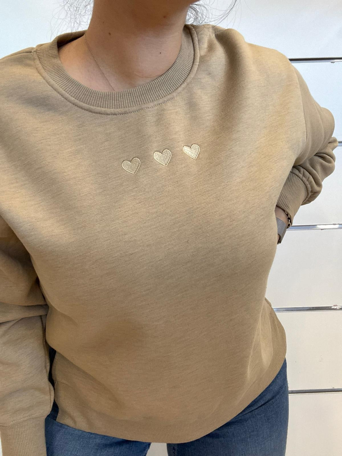 Felpa girocollo con cuoricini