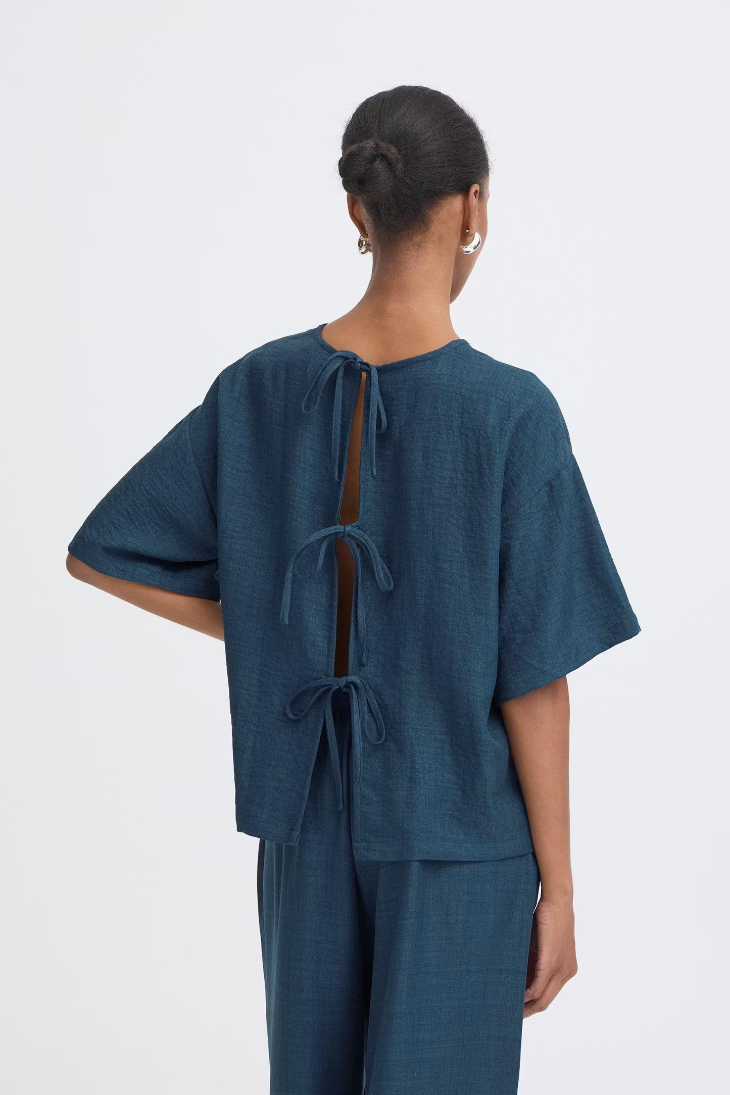T-shirt con fiocchi sul retro