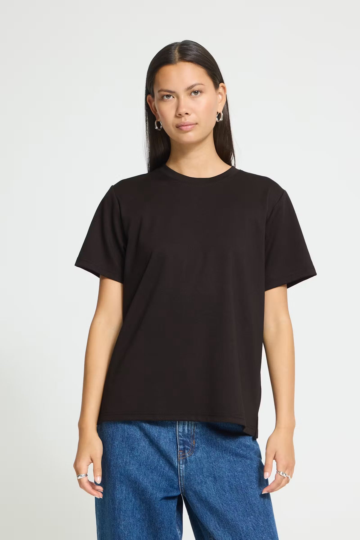 T-shirt over nera