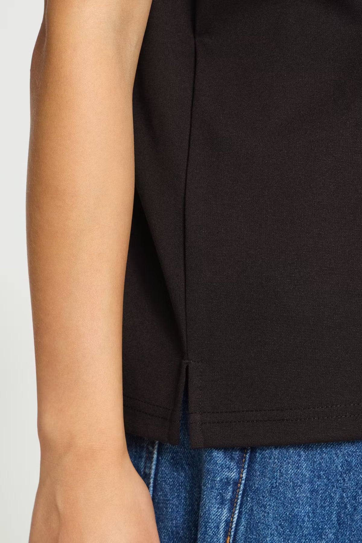 T-shirt over nera