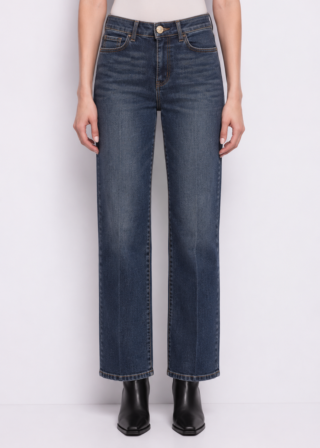 Jeans con bottone gioiello