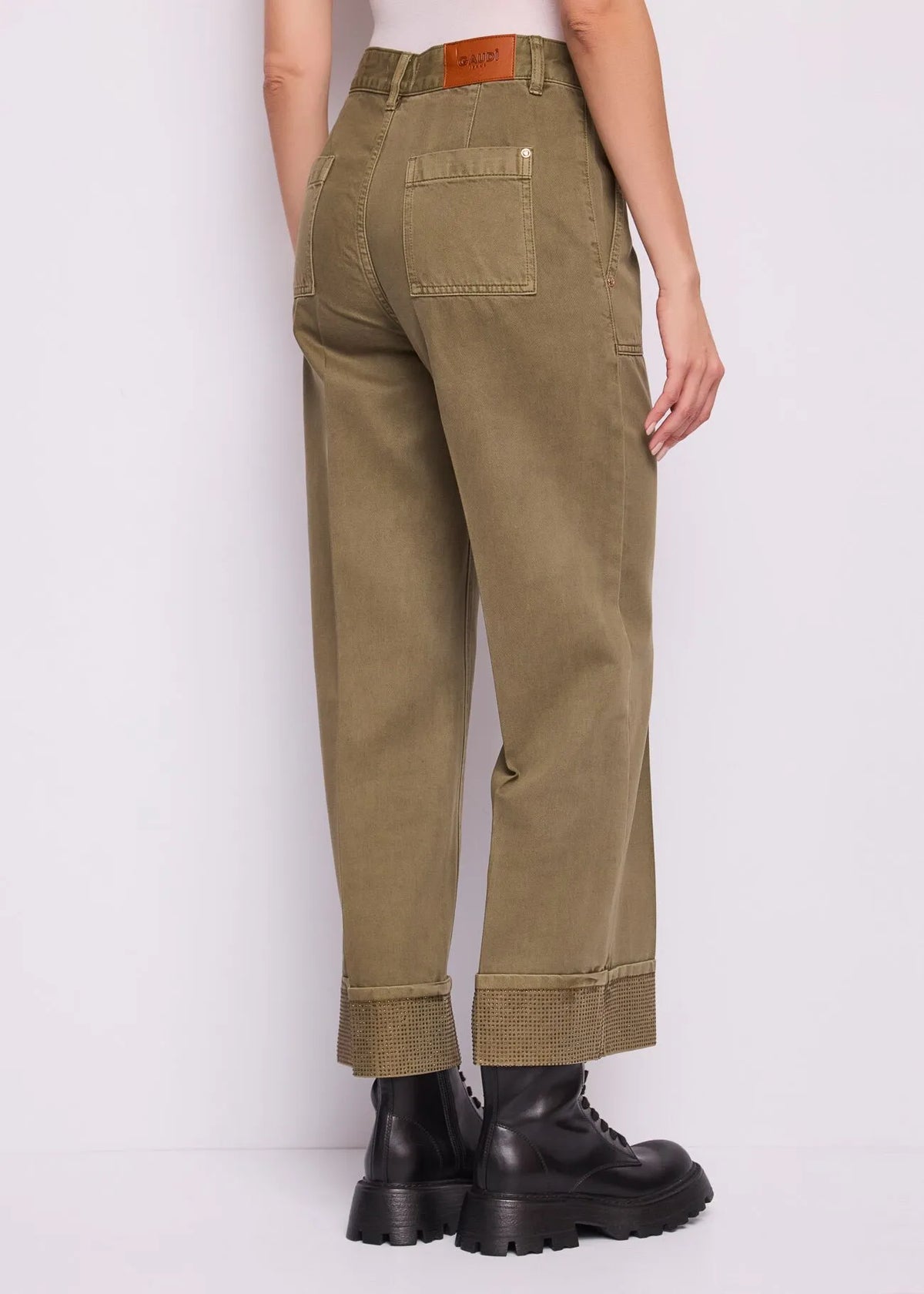 Pantaloni baggy da donna con risvolto