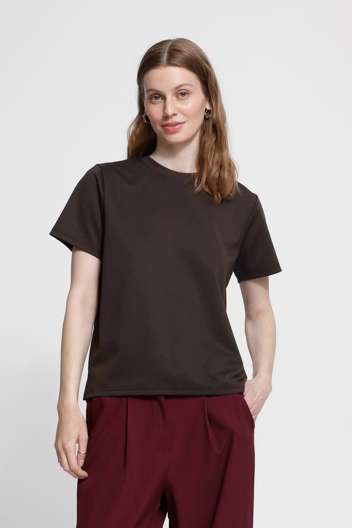 T-shirt over marrone