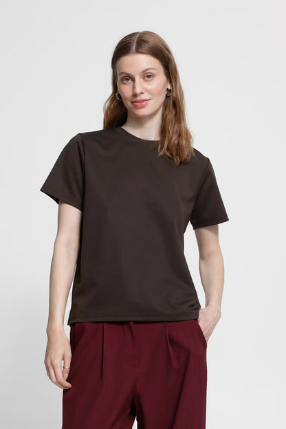 T-shirt over marrone