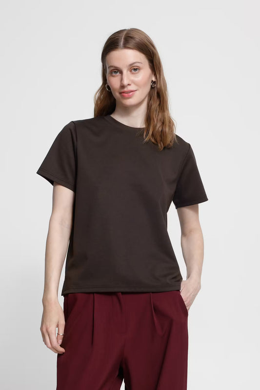 T-shirt over marrone