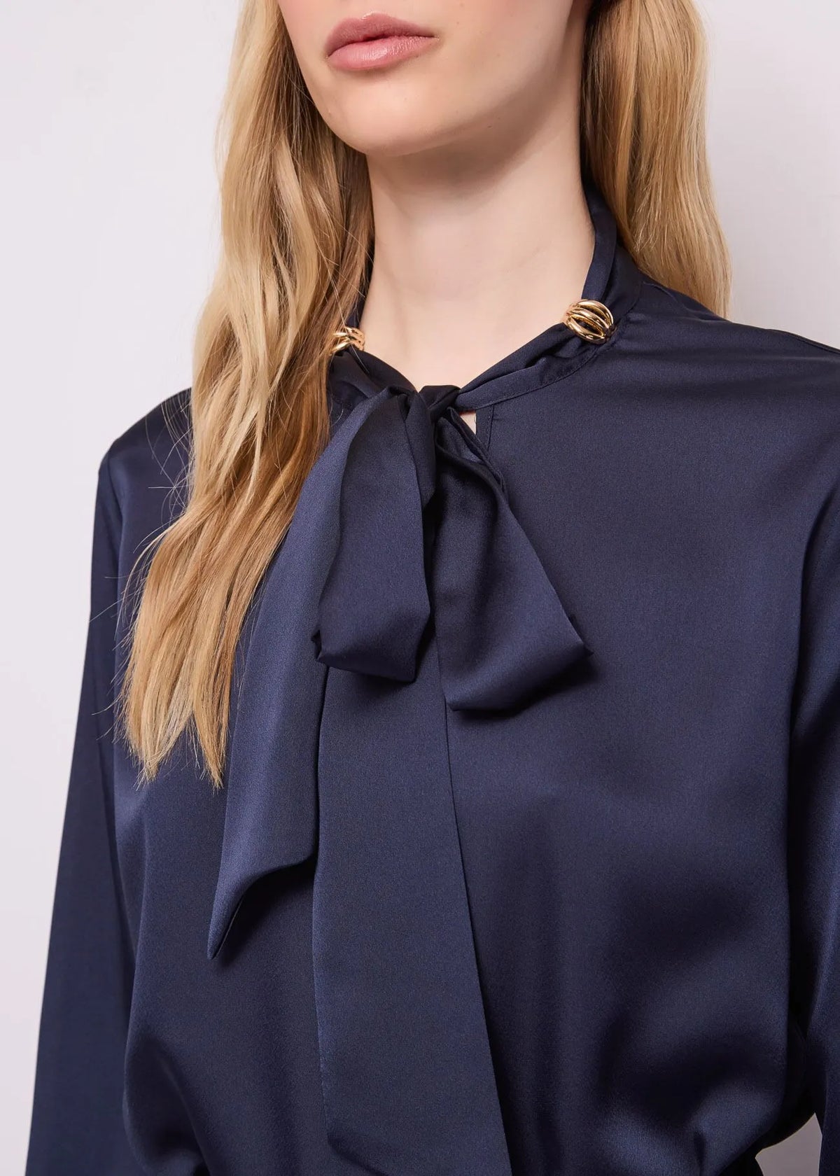 Blusa da donna con collo a foulard