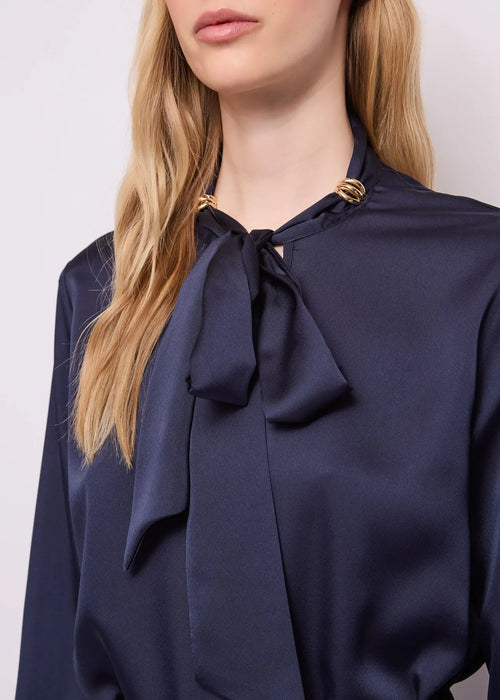 Blusa da donna con collo a foulard