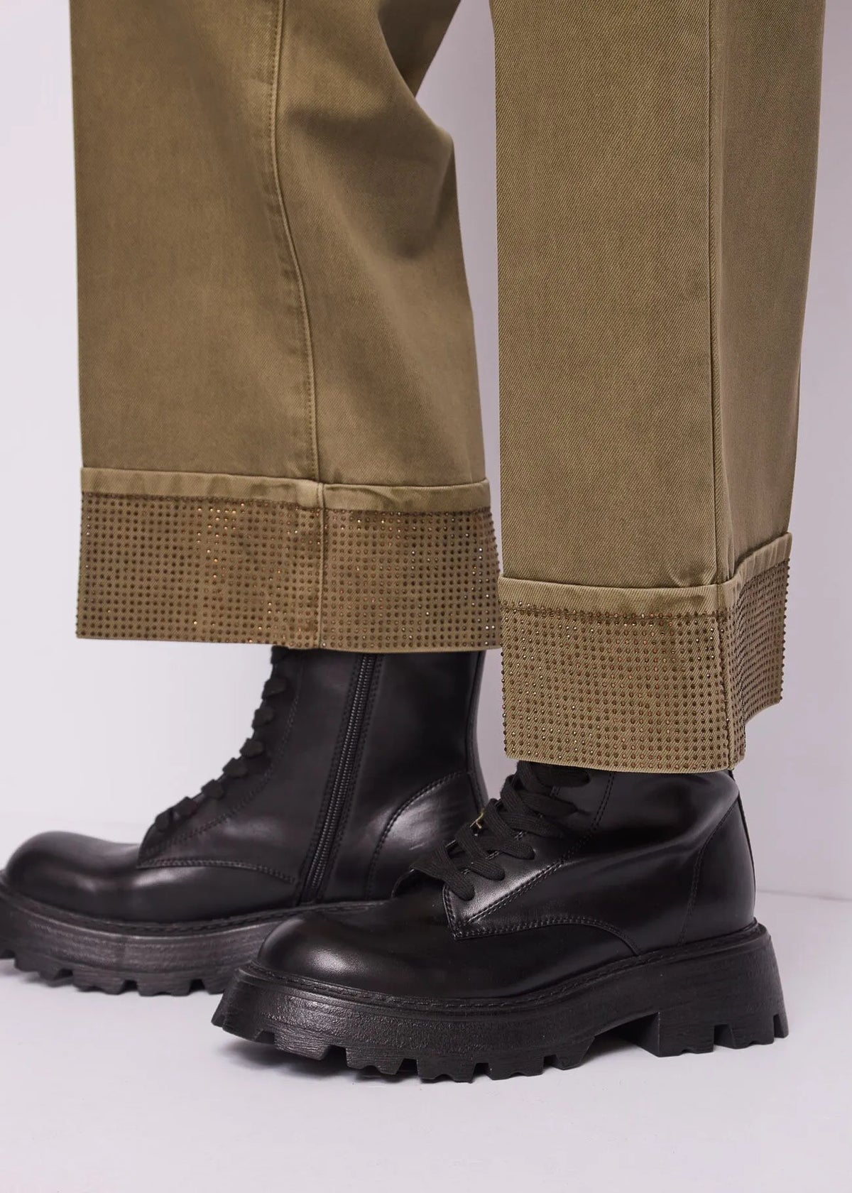 Pantaloni baggy da donna con risvolto