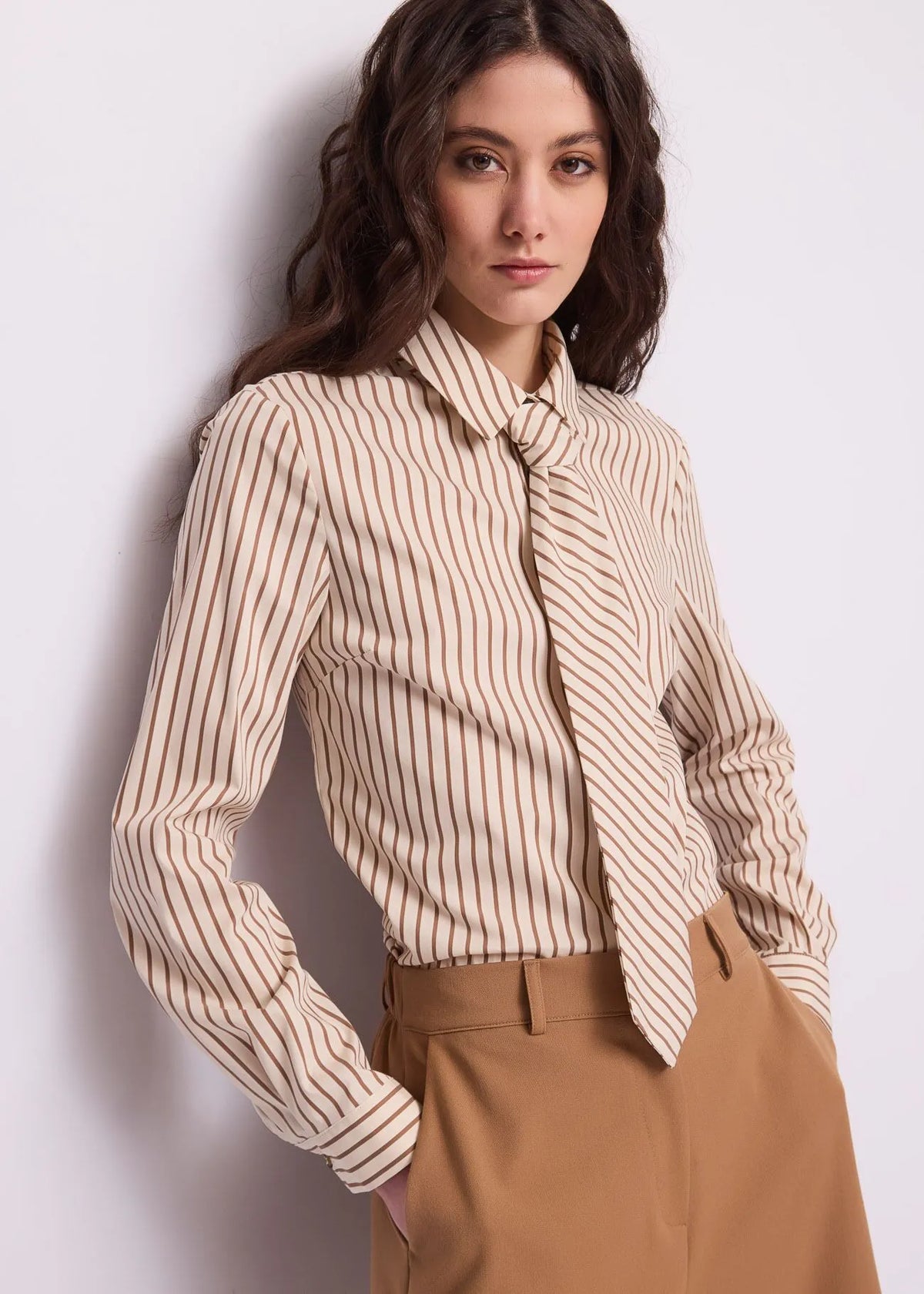 Camicia da donna in popeline con cravatta