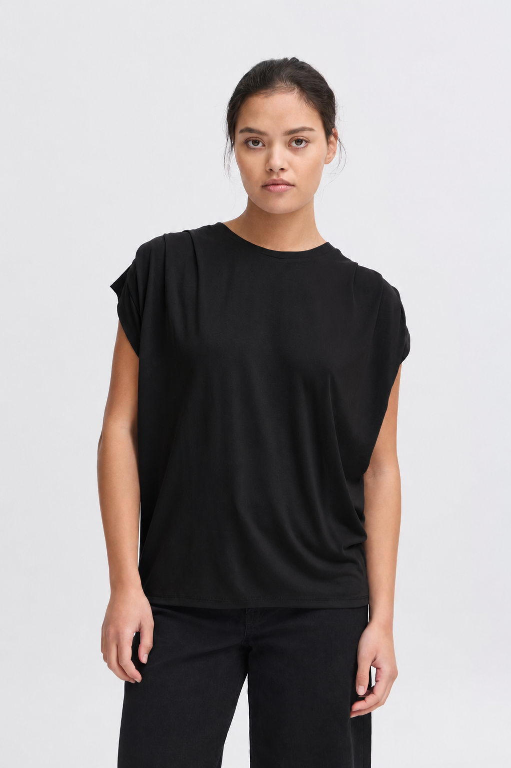 T-shirt nera con pences