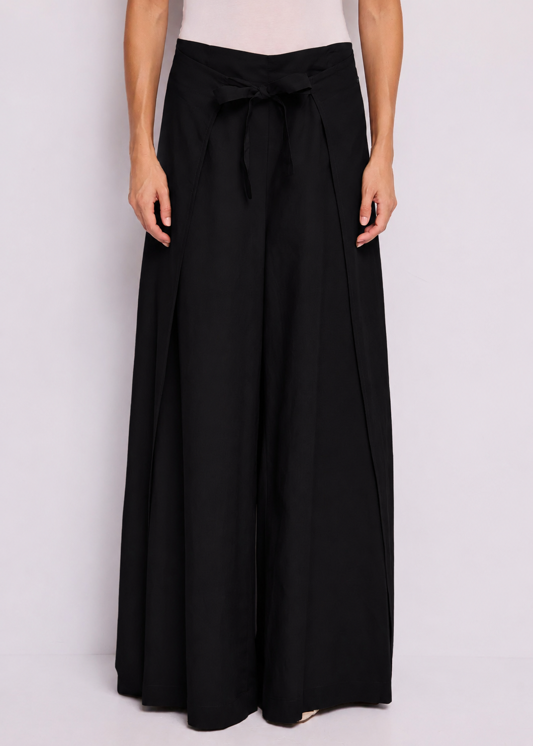 Pantaloni neri da donna in lino con nodo