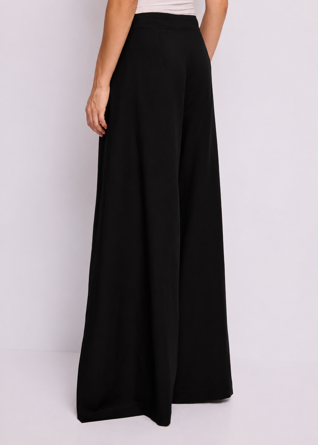 Pantaloni neri da donna in lino con nodo