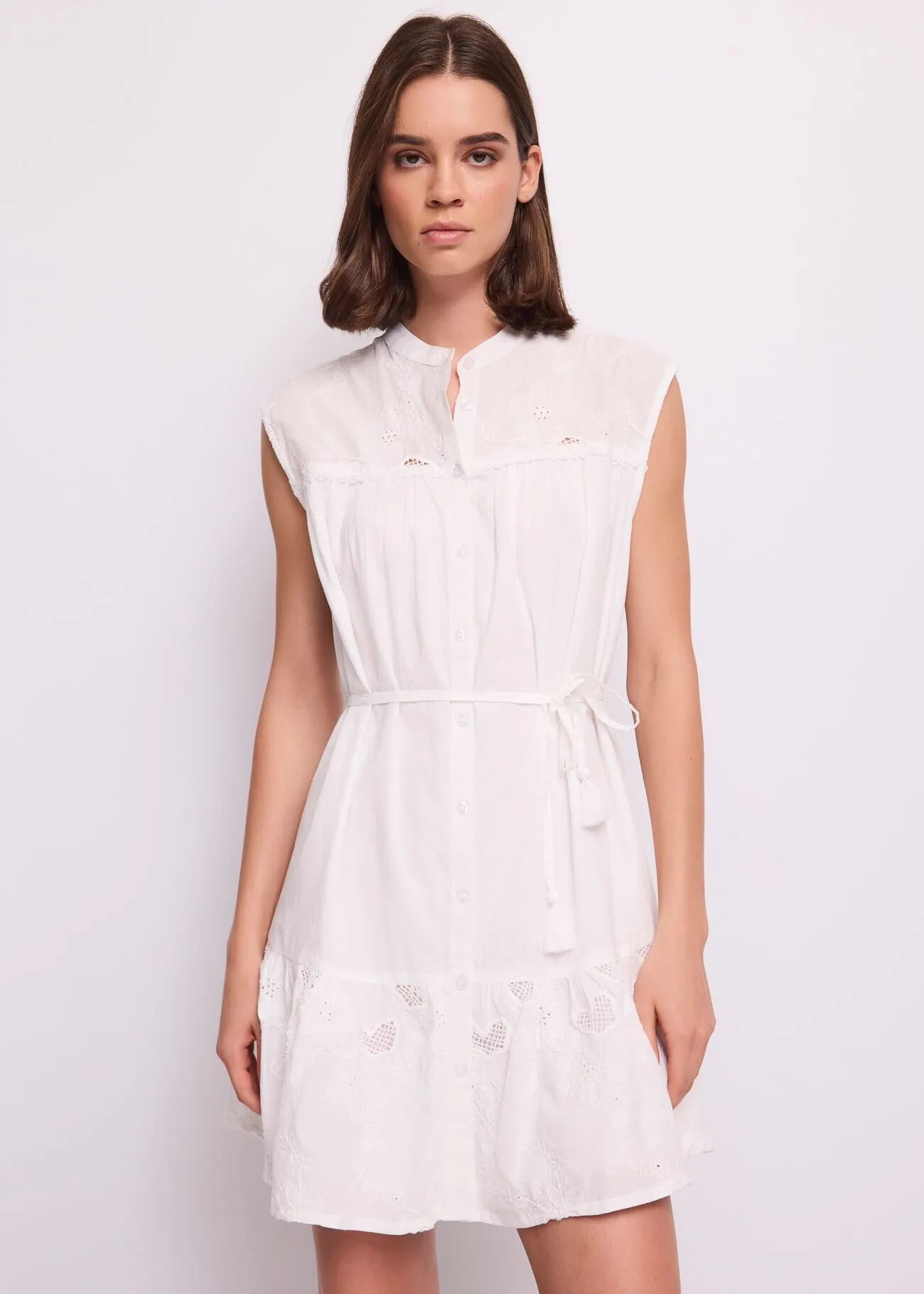Abito bianco da donna con ricami