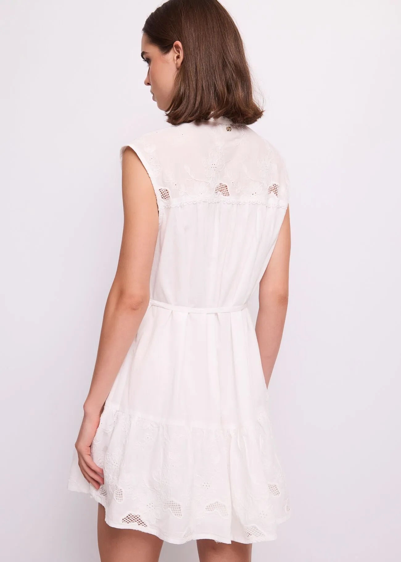 Abito bianco da donna con ricami