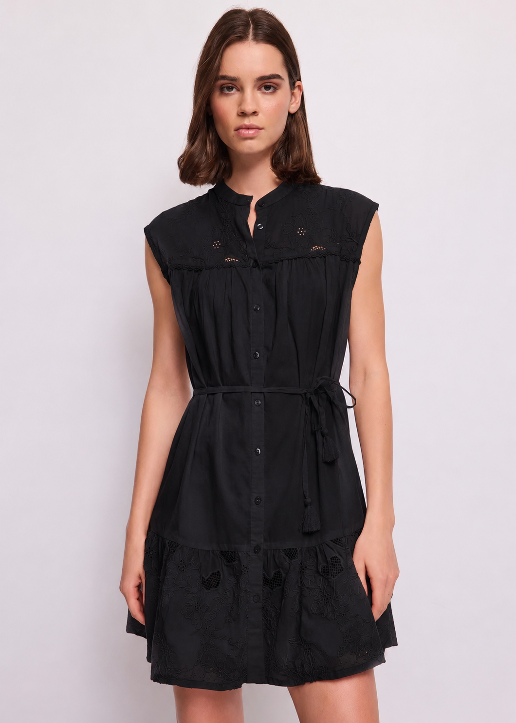 Abito nero da donna con ricami