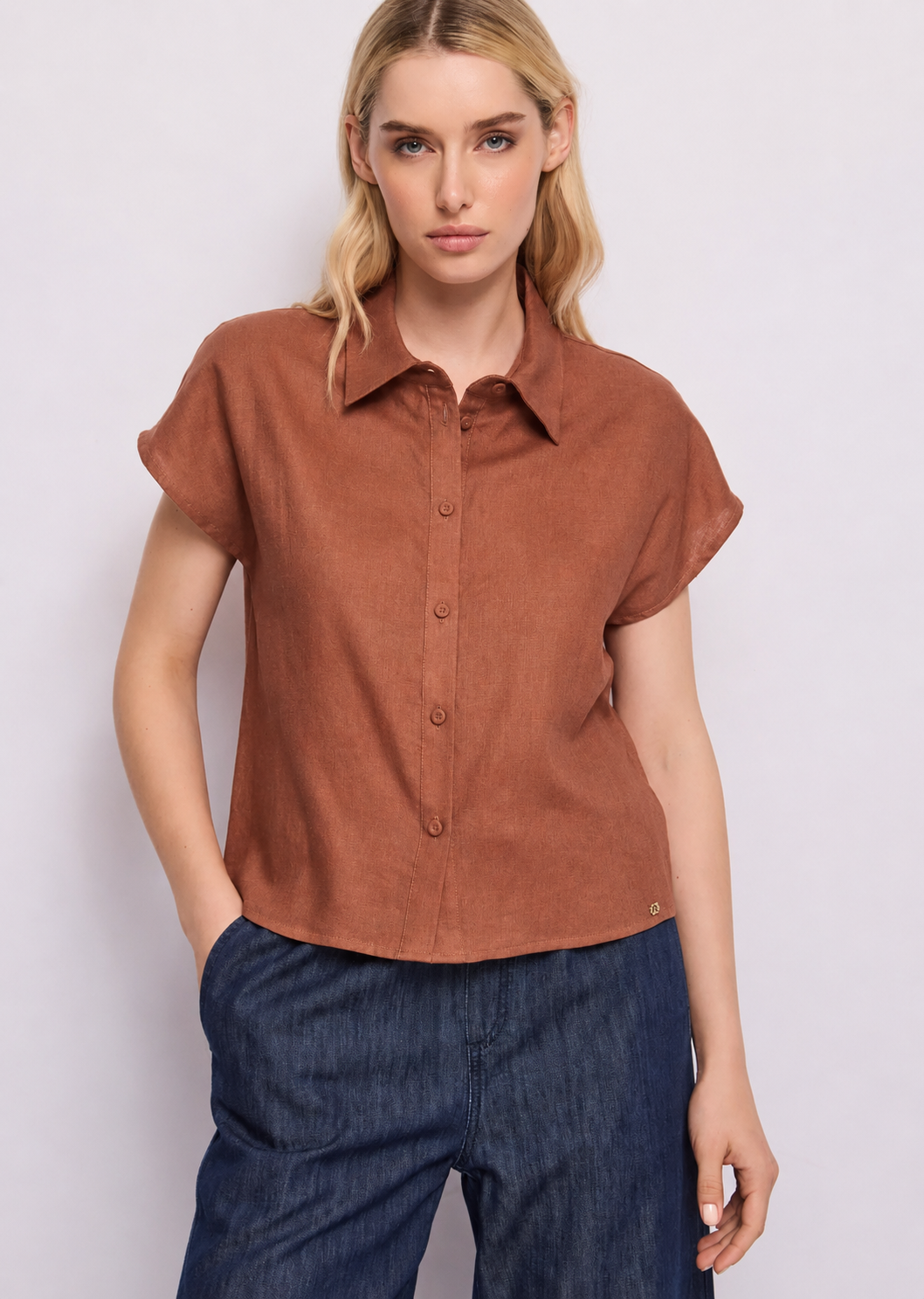 Camicia marrone da donna con maniche corte