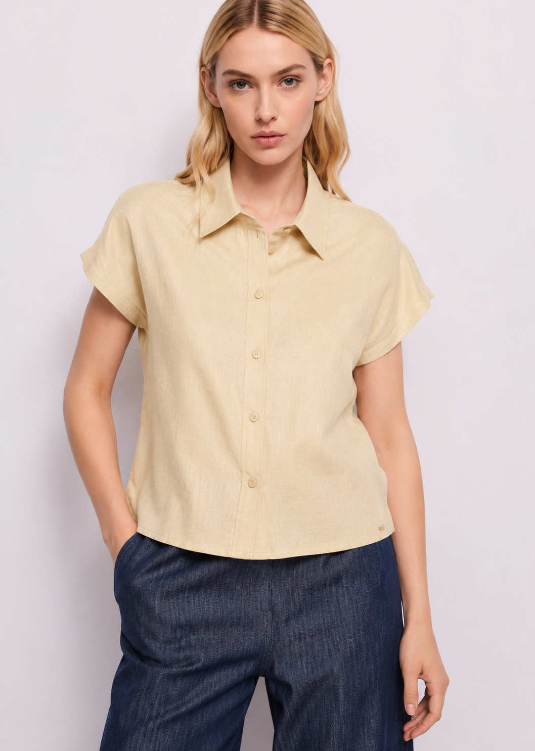 Camicia beige da donna con maniche corte