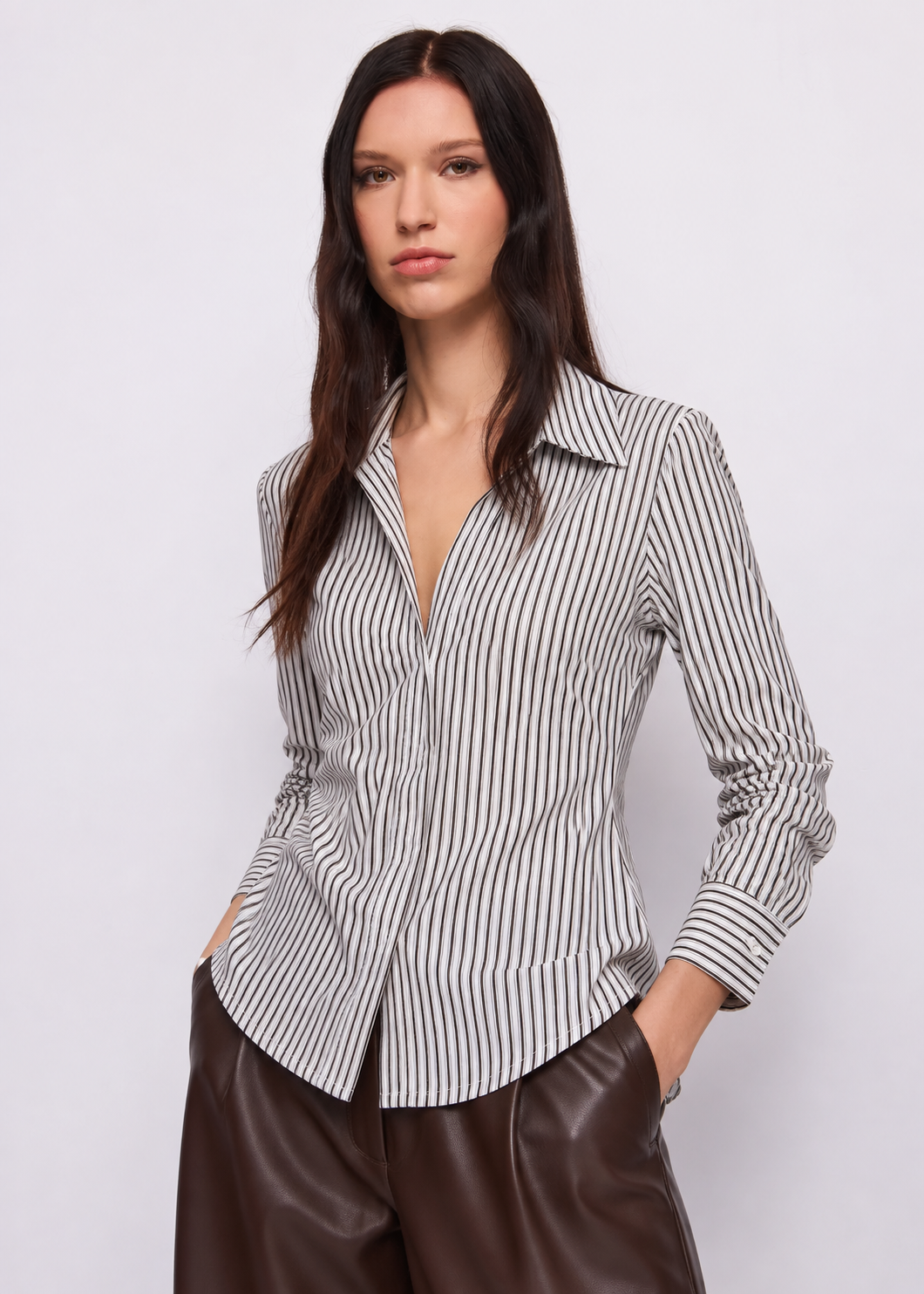 Camicia a righe con scollo a "V"