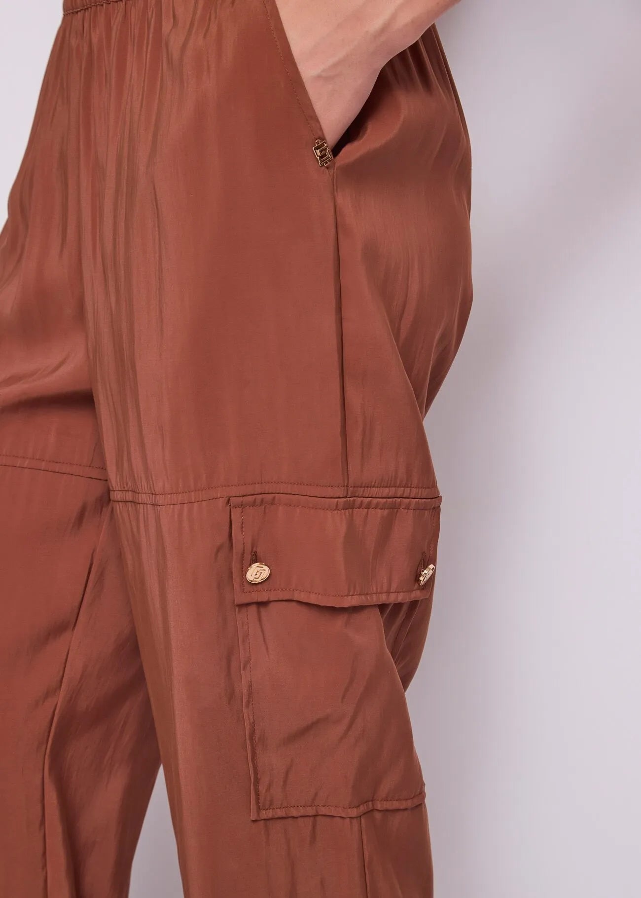 Pantaloni marrone da donna con tasche cargo