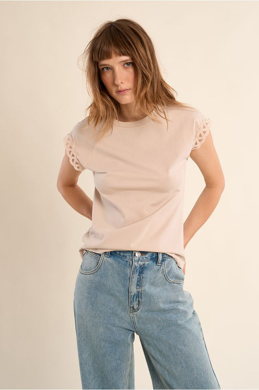 T-shirt con maniche traforate