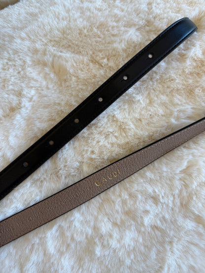 Cintura nera con fibbia a catena