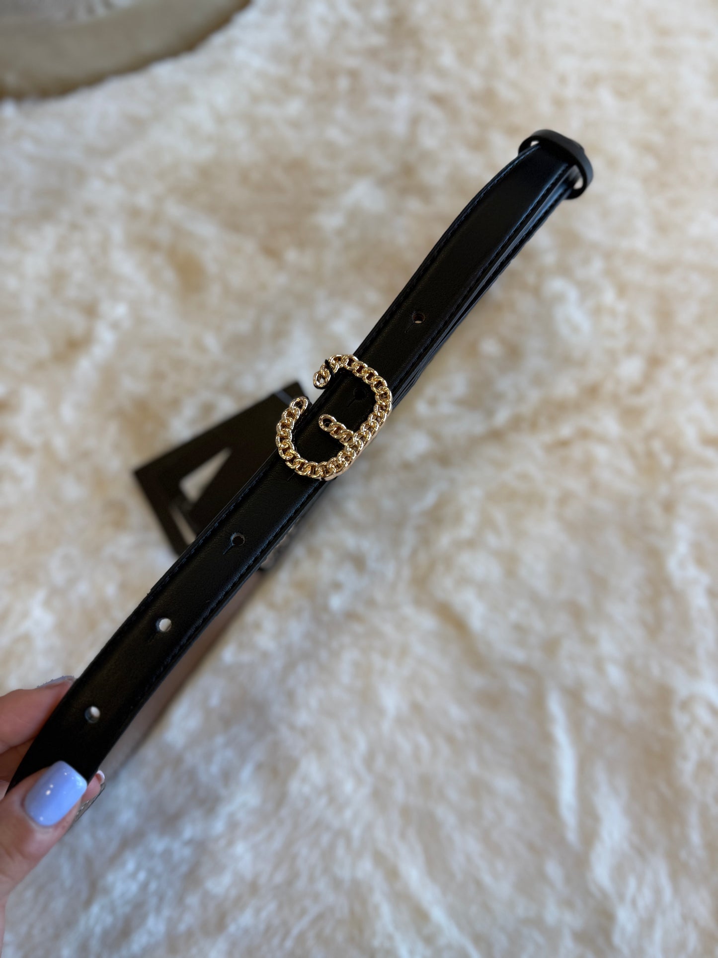 Cintura nera con fibbia a catena