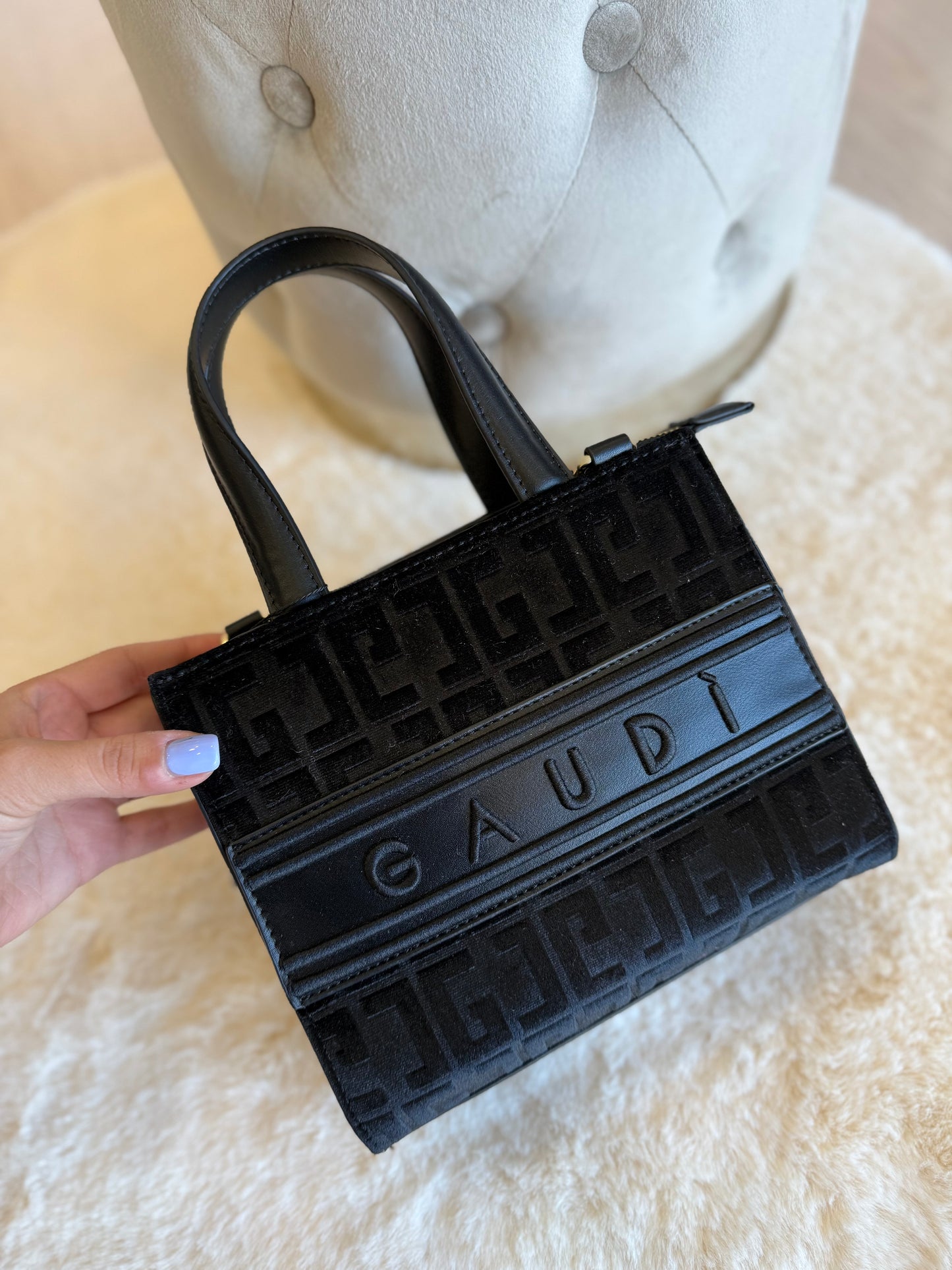 Borsa top handle nera in velluto