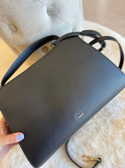 Borsa top handle nera in similpelle