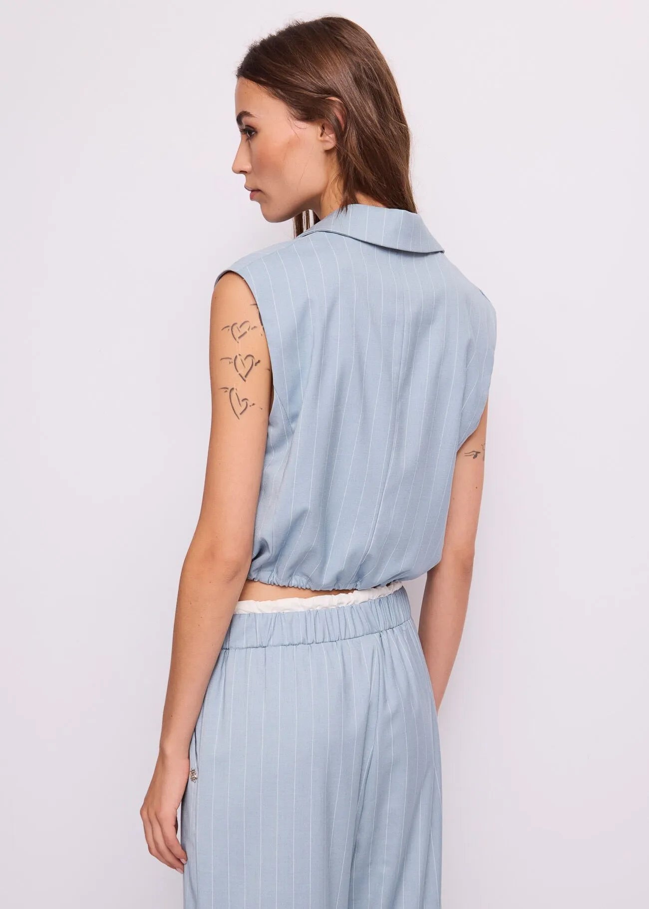 Gilet azzurro da donna con bottoni dorati