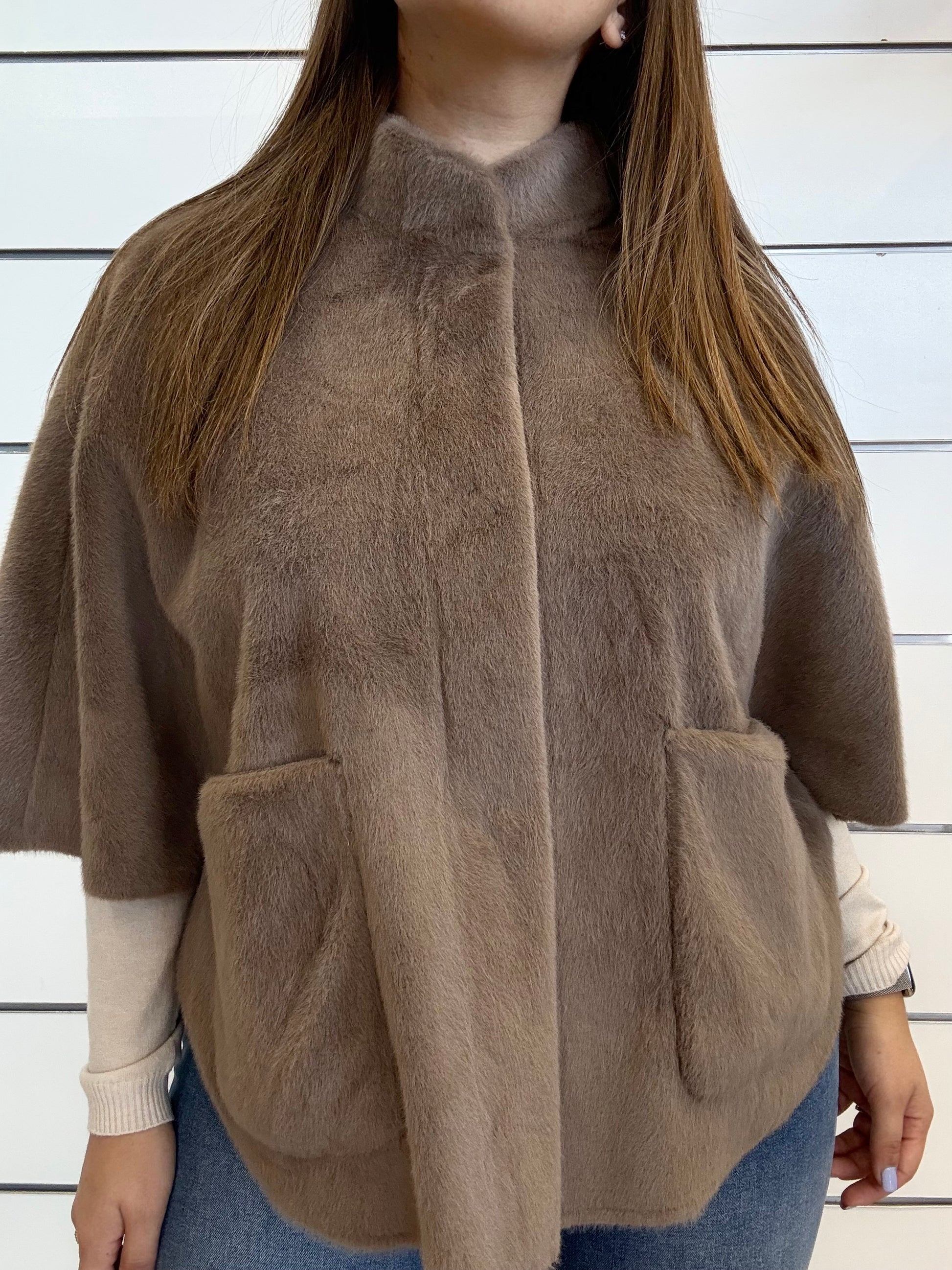 Mantella in ecopelliccia beige di RINO E PELLE con tasche e design elegante per un look chic