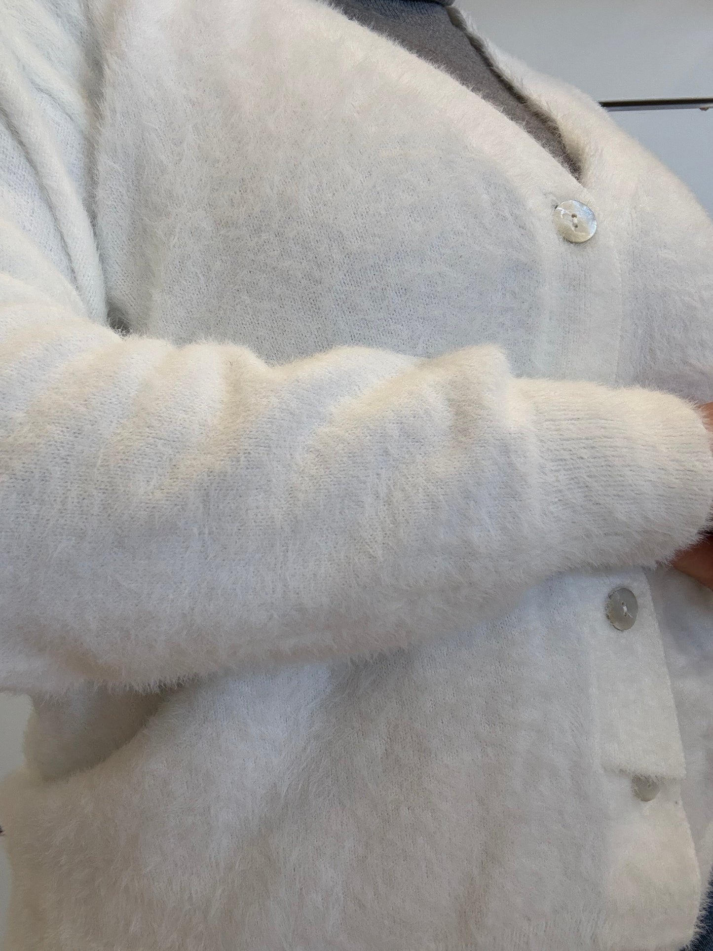 Cardigan morbido con scollo a "V" e bottoncini