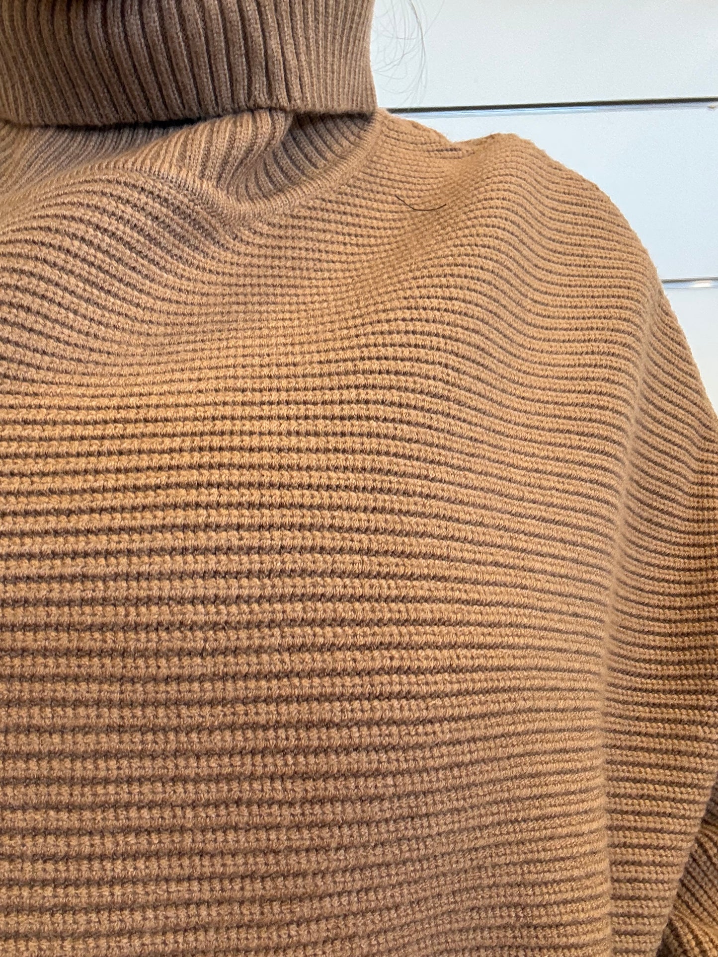 Mantella con maniche color biscotto