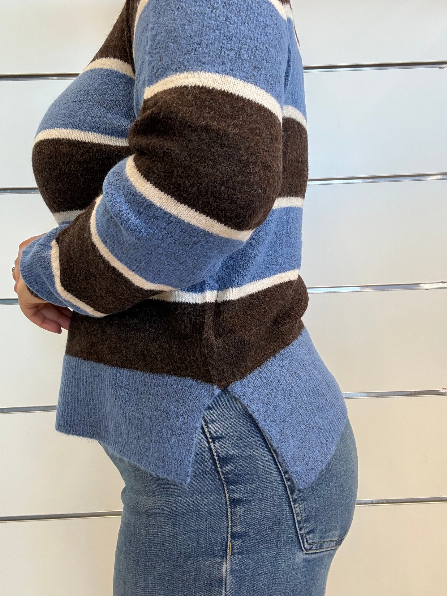 Maglioncino collo alto a righe marrone e azzurro