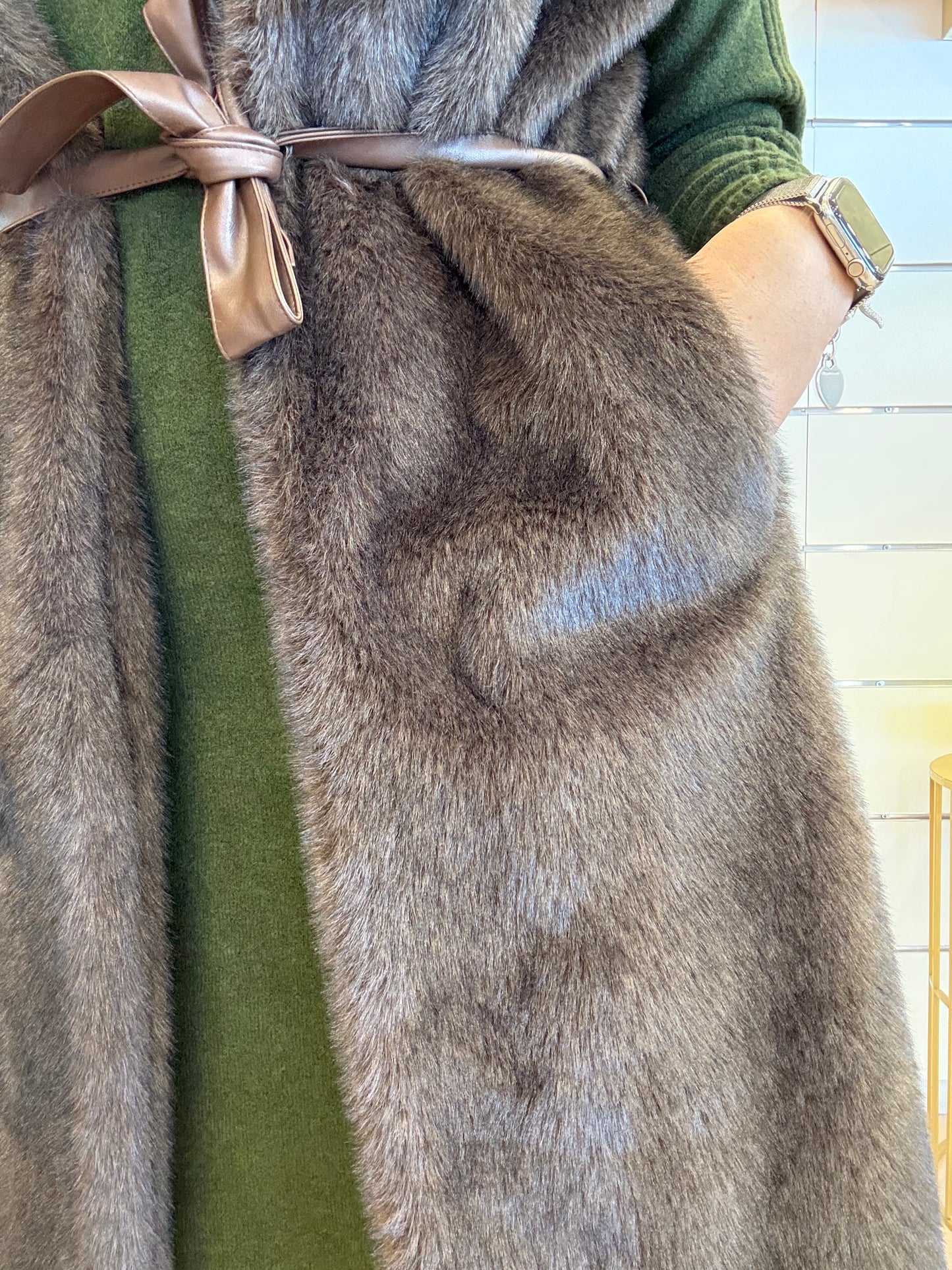 Gilet lungo da donna in ecopelliccia con cintura