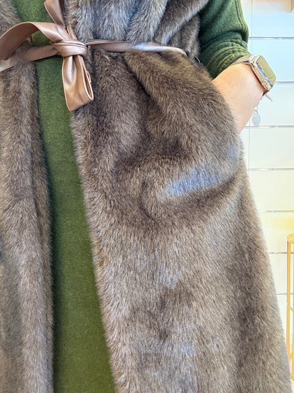 Gilet lungo da donna in ecopelliccia con cintura