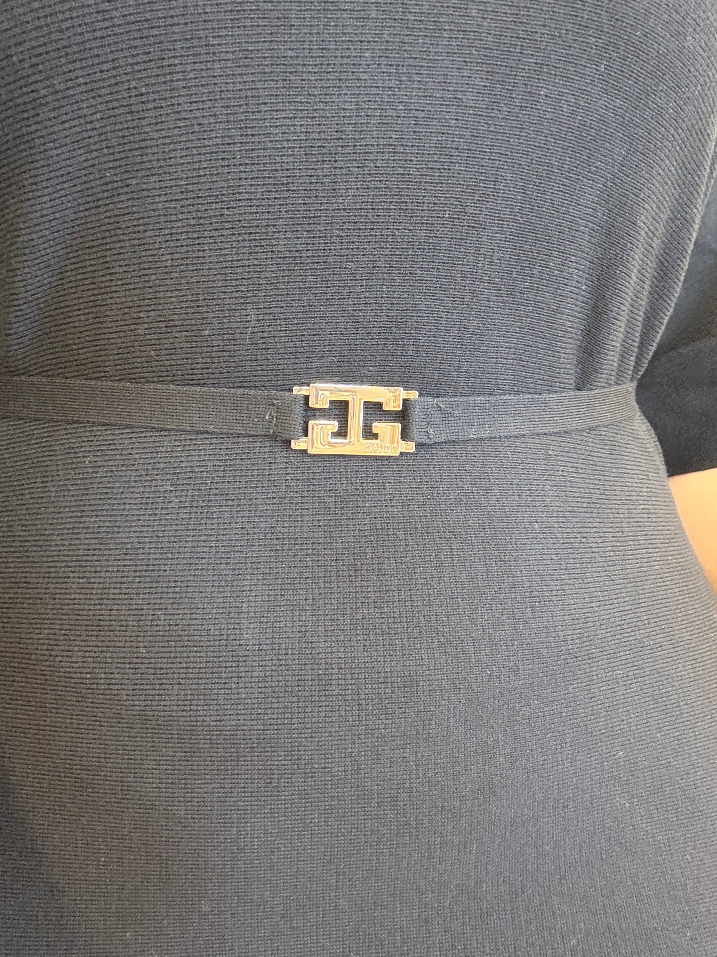 Abito nero da donna con cintura