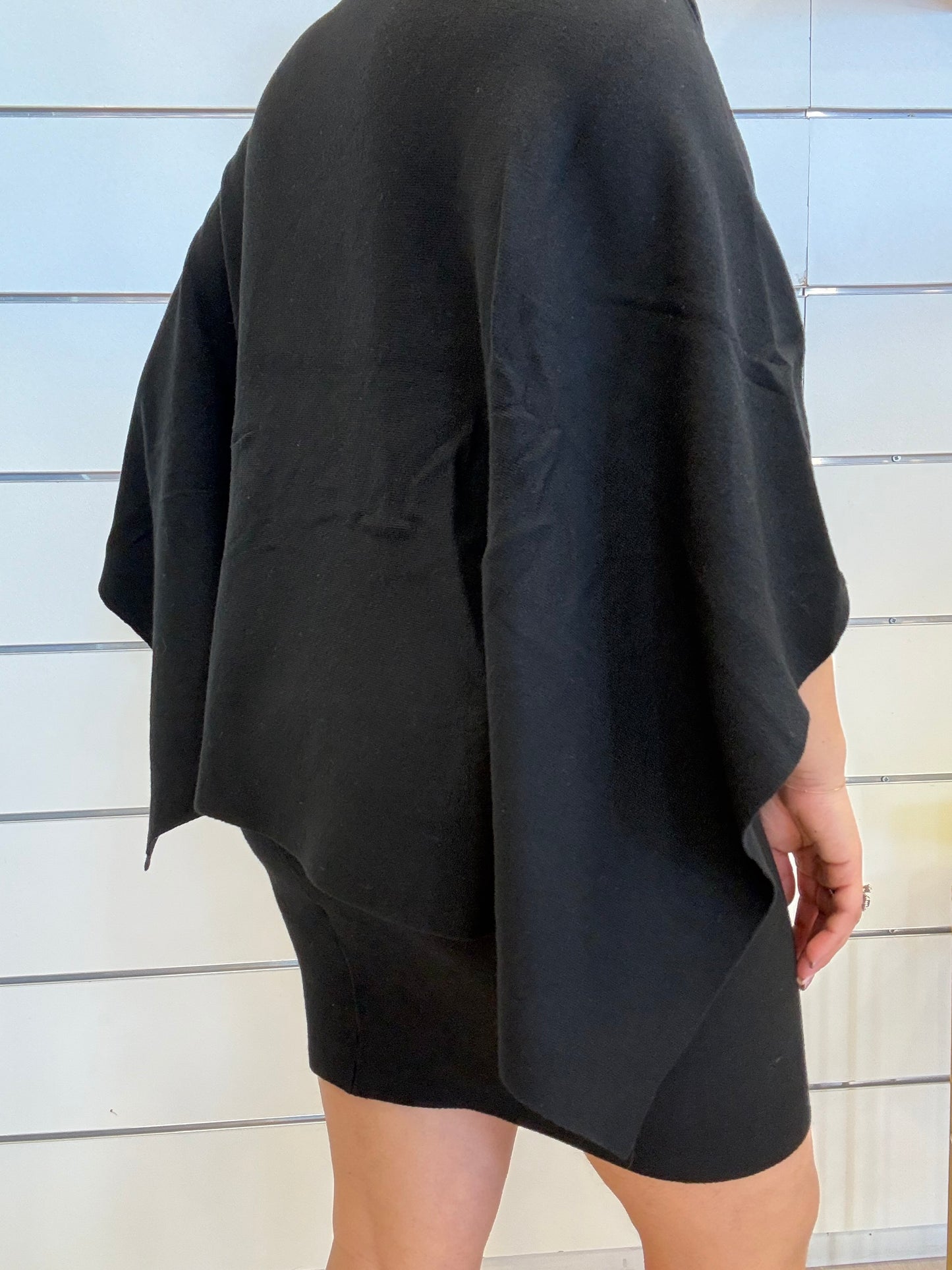 Abito nero da donna con cintura