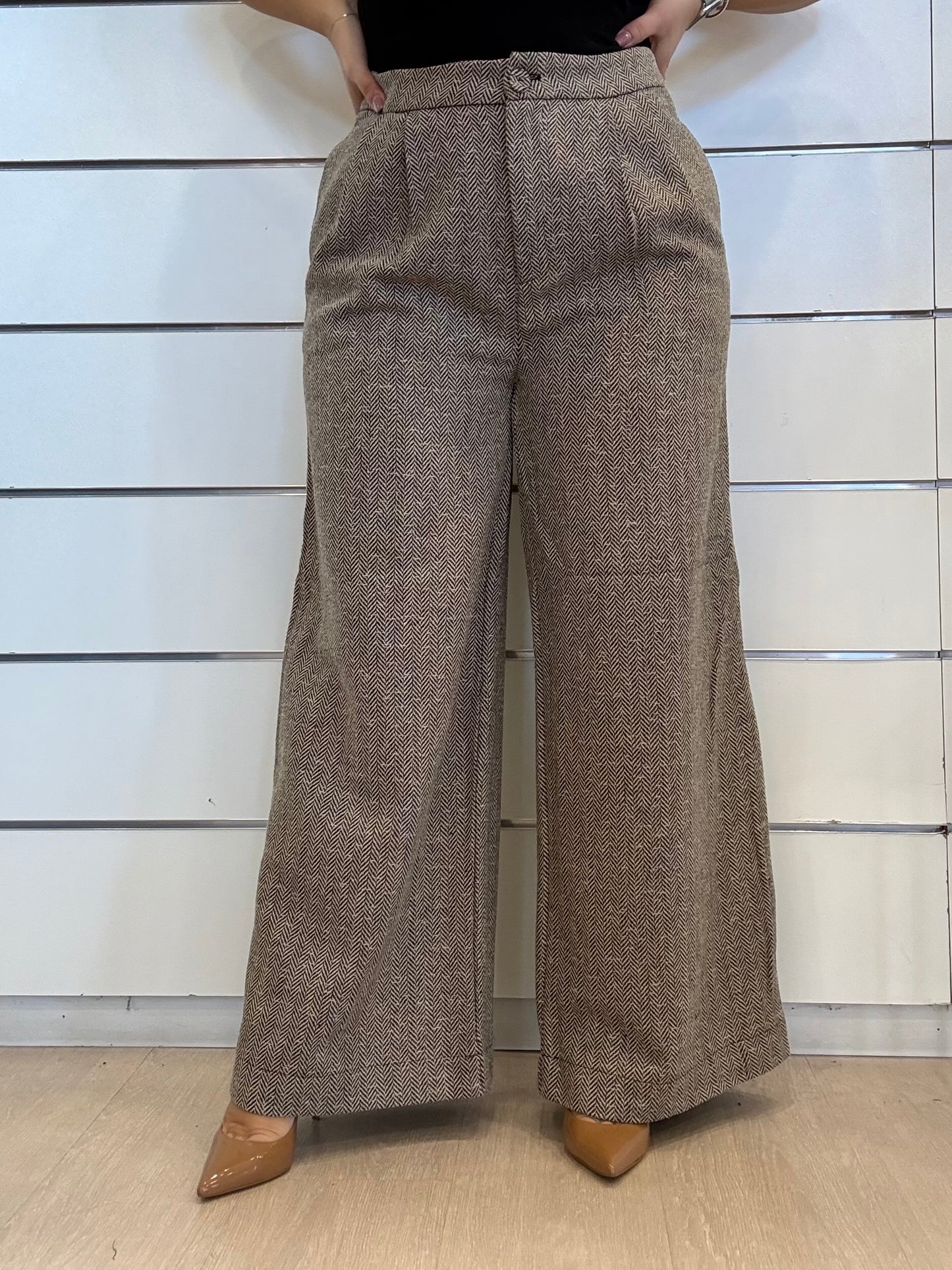 Pantalone largo a pieghe con motivo a spina di pesce