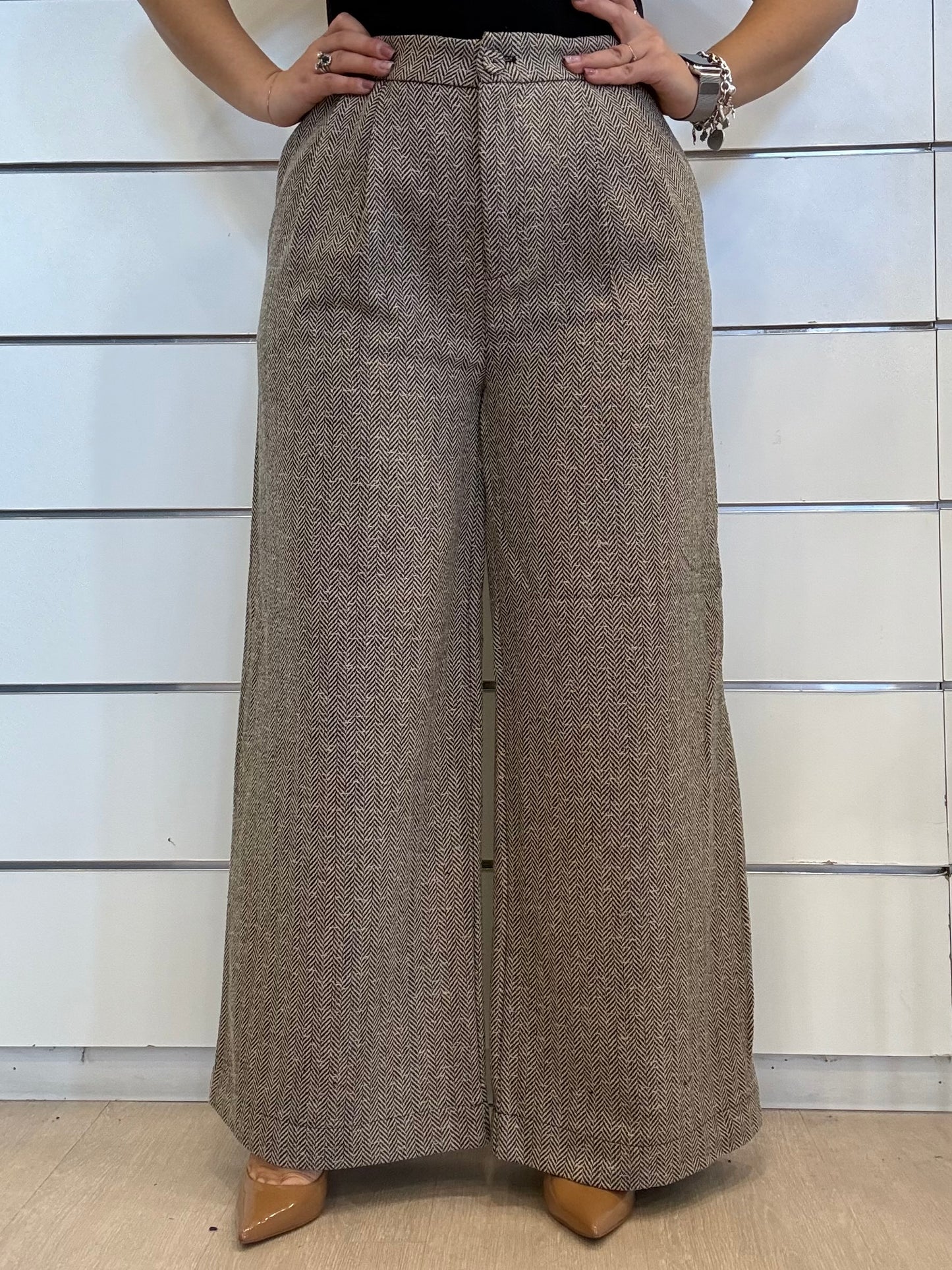 Pantalone largo a pieghe con motivo a spina di pesce