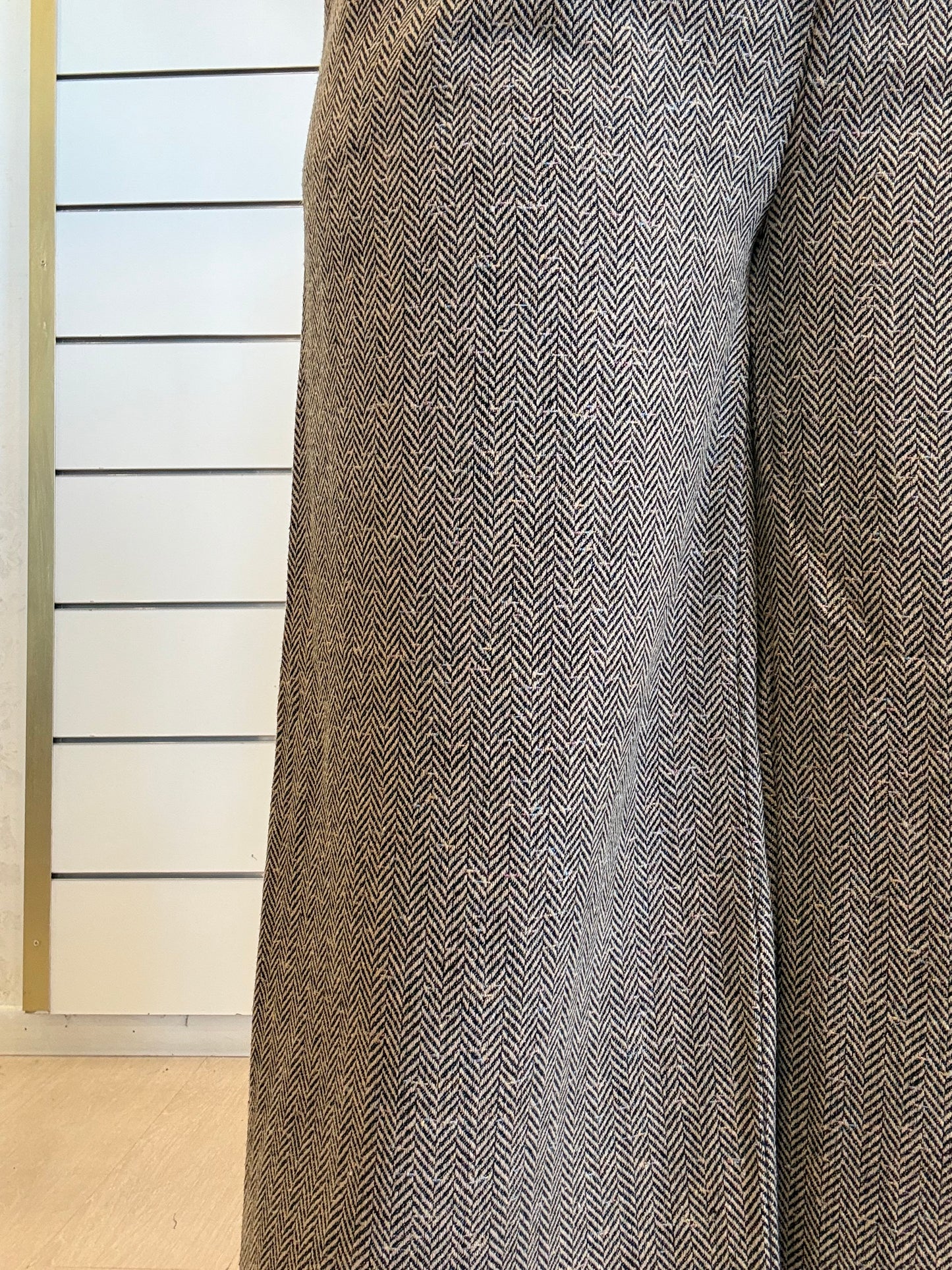 Pantalone largo a pieghe con motivo a spina di pesce