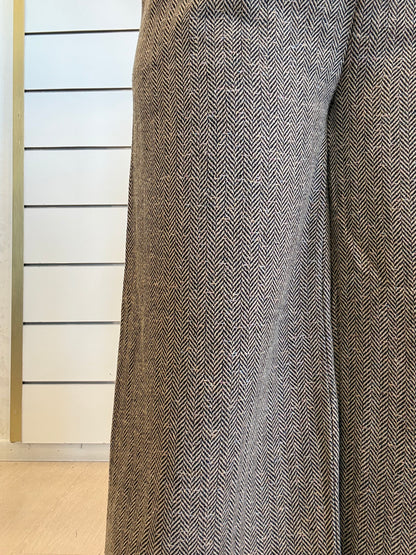 Pantalone largo a pieghe con motivo a spina di pesce