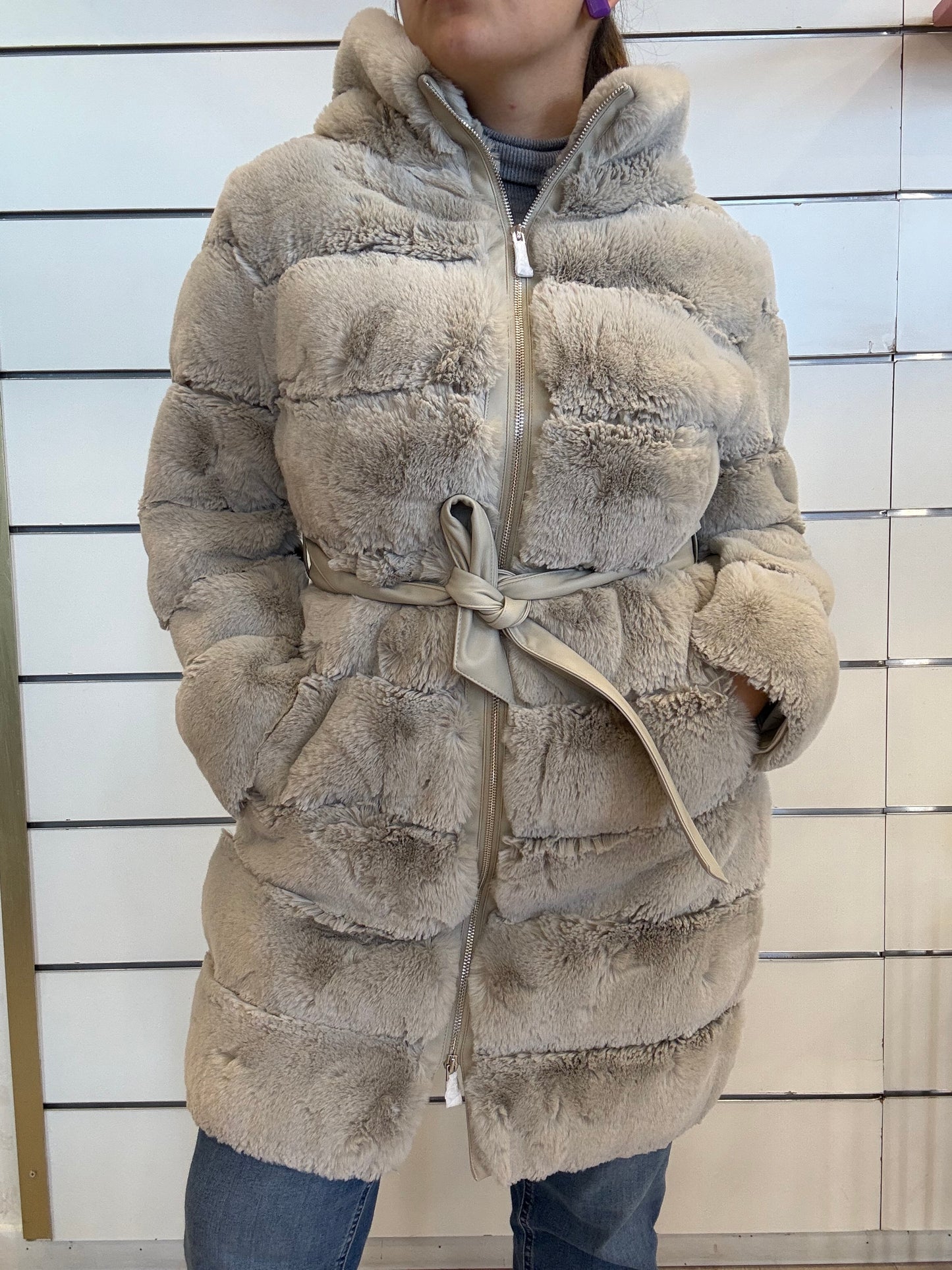 Ecopelliccia con dettagli in ecopelle