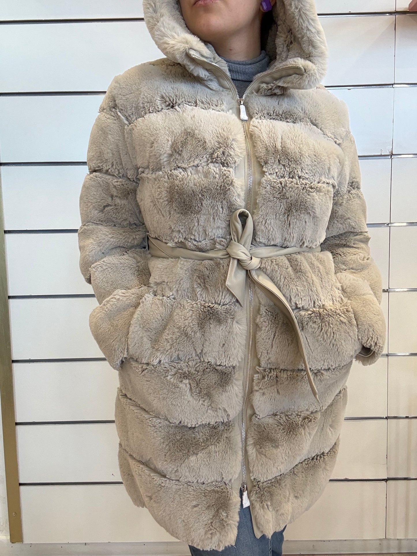 Ecopelliccia con dettagli in ecopelle