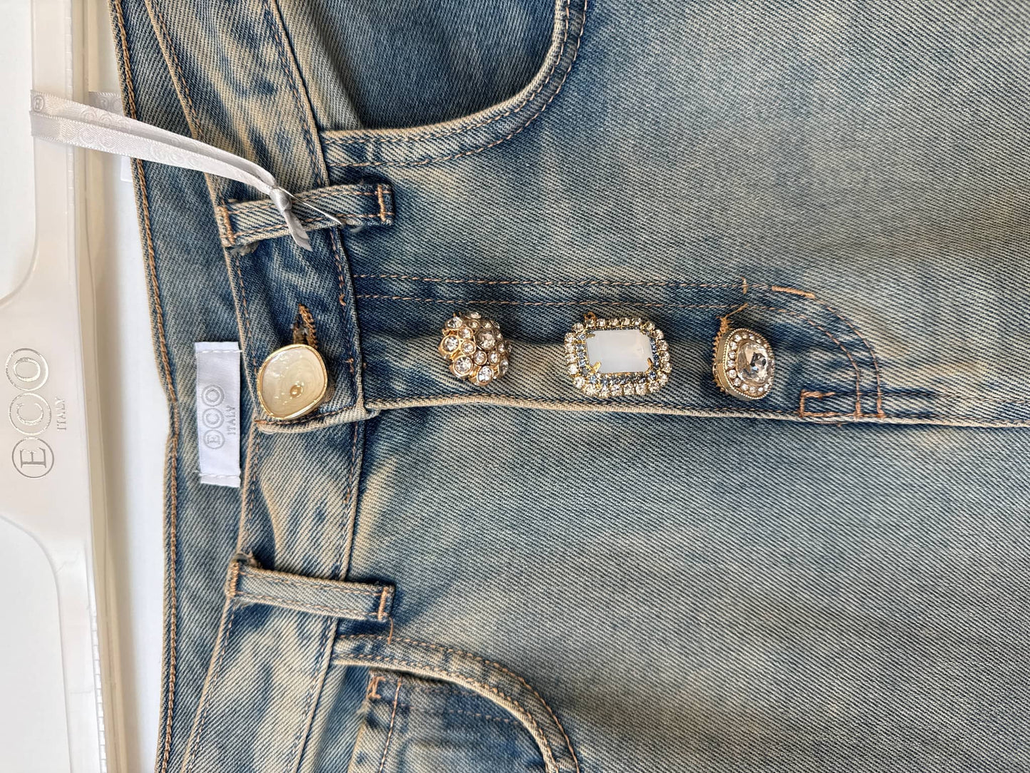Jeans larghi con bottoni gioiello