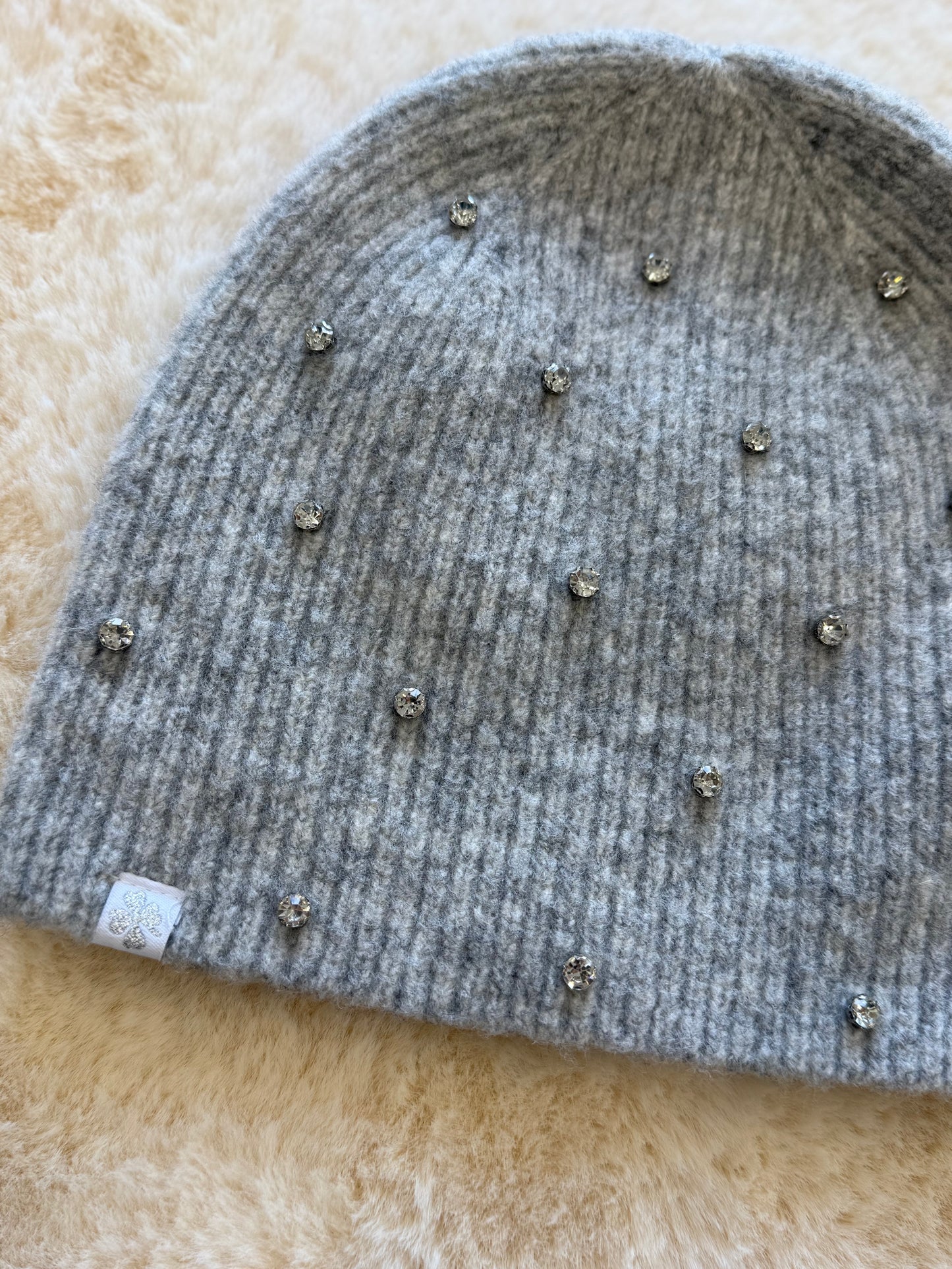 Cappellino grigio con strass