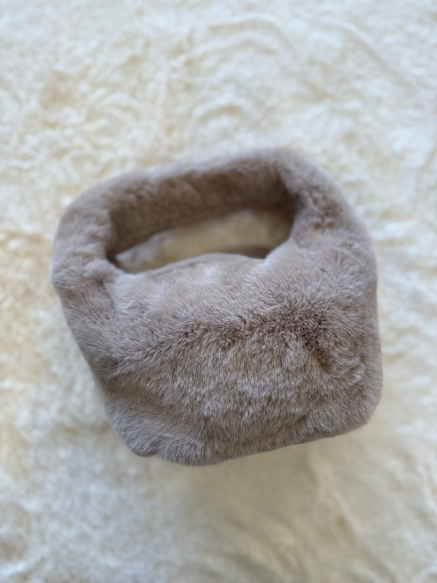 Mini bag in ecopelliccia beige