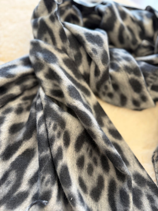 Sciarpa maculata con frange