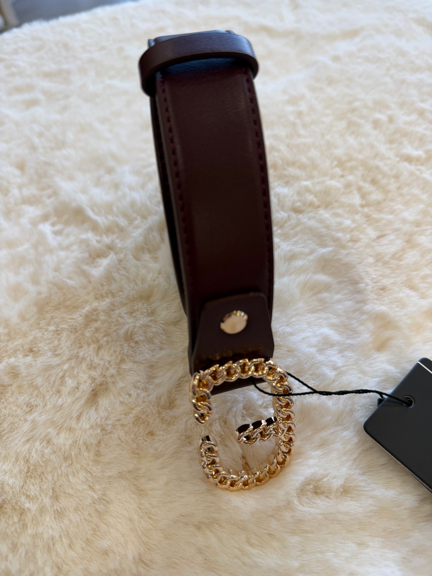 Cintura bordeaux con fibbia a catena