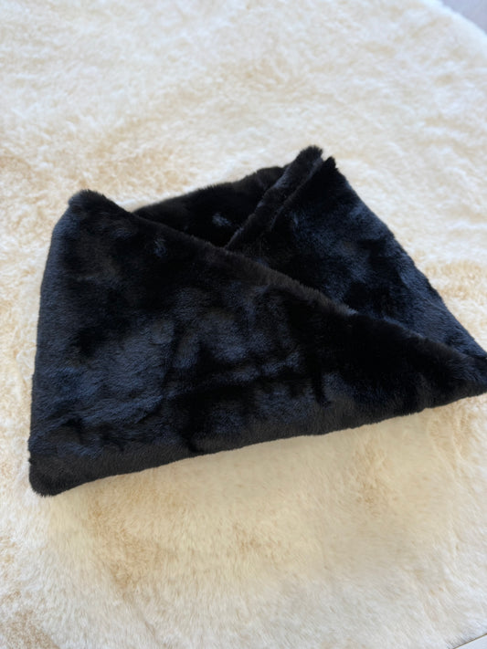 Collo in ecopelliccia nero